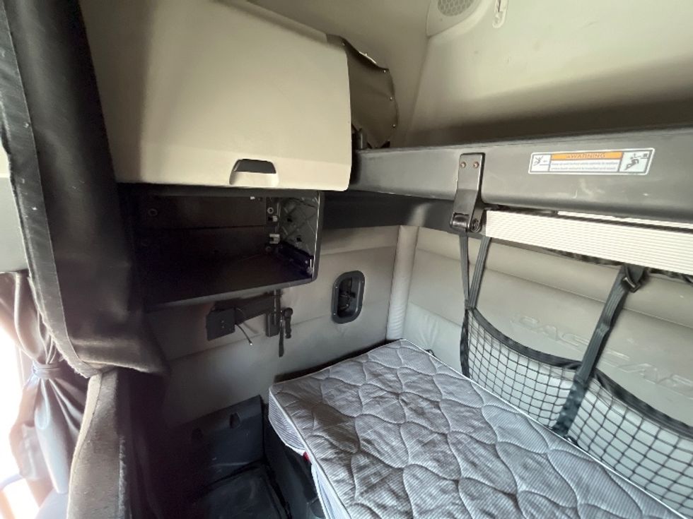 Sleeper Tractor-Heavy Duty Tractors-Freightliner-2022-T12664ST-Albuquerque-NM-600,929\n\t\tmiles-$ 62,000 - Image 18