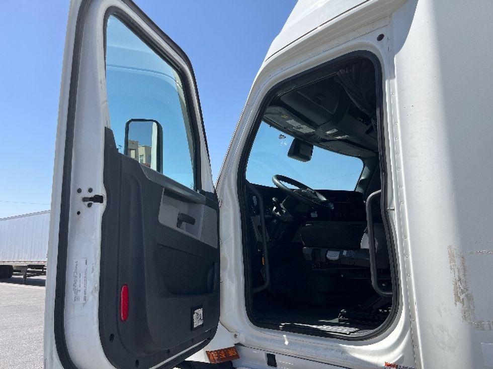 Sleeper Tractor-Heavy Duty Tractors-Freightliner-2022-T12664ST-Albuquerque-NM-600,929\n\t\tmiles-$ 62,000 - Image 9