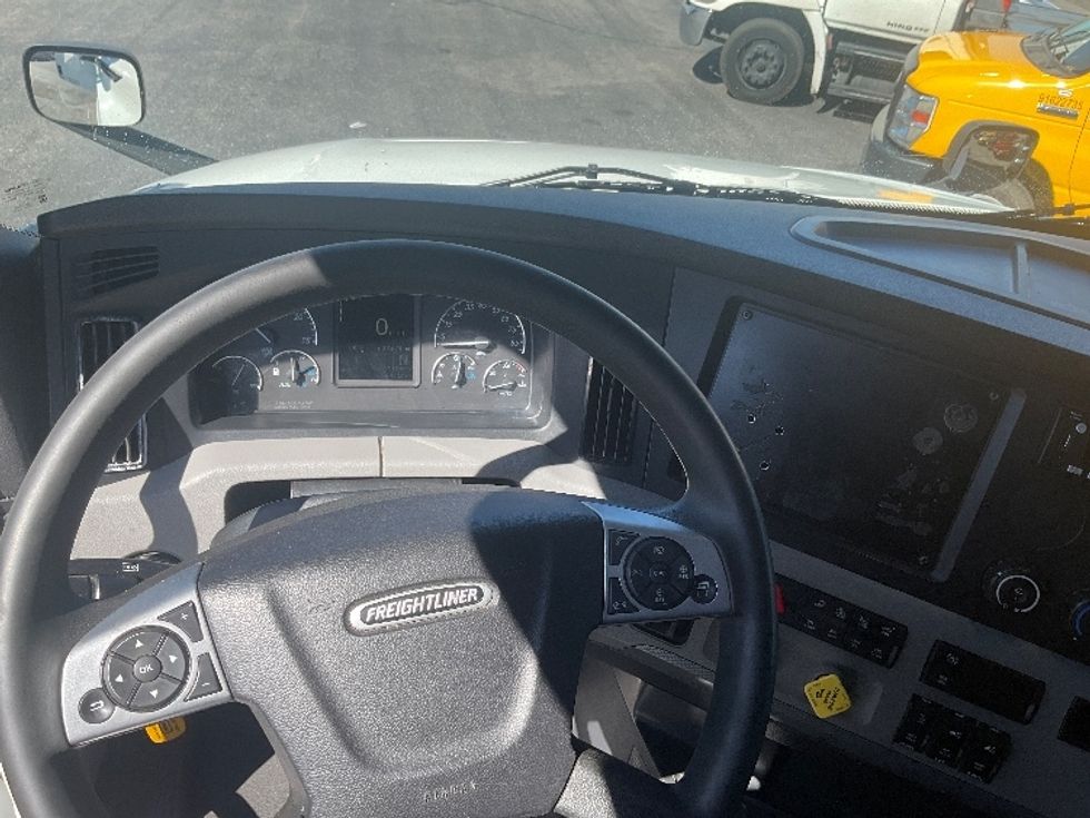 Sleeper Tractor-Heavy Duty Tractors-Freightliner-2022-T12664ST-Albuquerque-NM-603,672\n\t\tmiles-$ 66,000 - Image 11