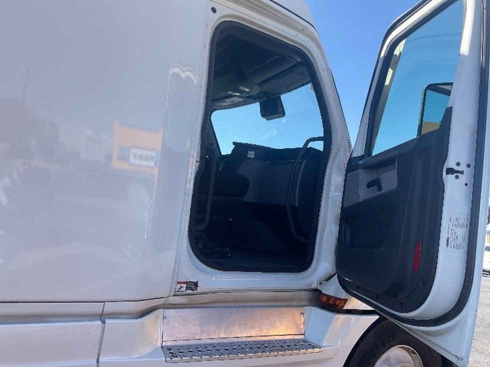 Sleeper Tractor-Heavy Duty Tractors-Freightliner-2022-T12664ST-Albuquerque-NM-603,672\n\t\tmiles-$ 66,000 - Image 13