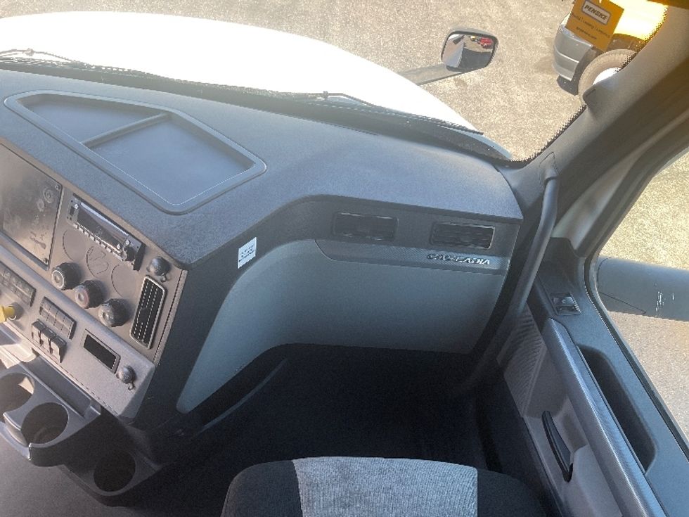 Sleeper Tractor-Heavy Duty Tractors-Freightliner-2022-T12664ST-Albuquerque-NM-603,672\n\t\tmiles-$ 66,000 - Image 14