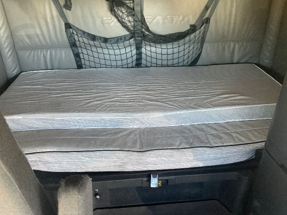 Sleeper Tractor-Heavy Duty Tractors-Freightliner-2022-T12664ST-Albuquerque-NM-603,672\n\t\tmiles-$ 66,000 - Image 17