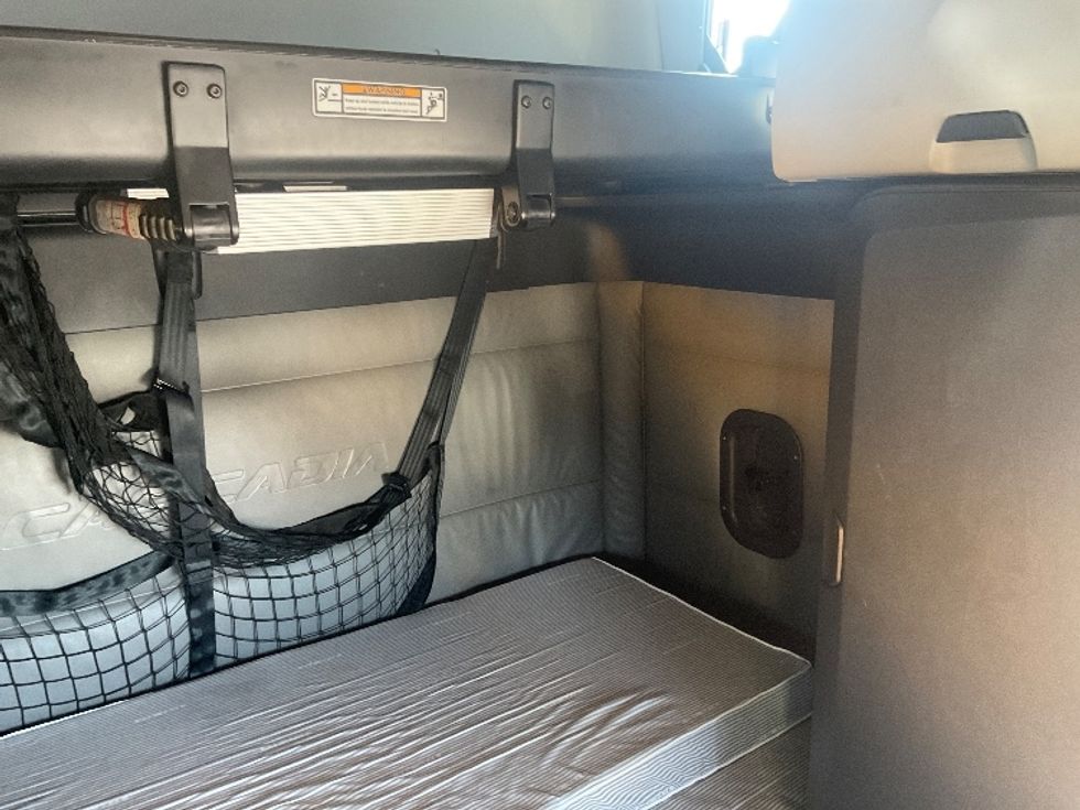 Sleeper Tractor-Heavy Duty Tractors-Freightliner-2022-T12664ST-Albuquerque-NM-603,672\n\t\tmiles-$ 66,000 - Image 18