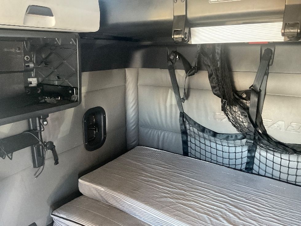 Sleeper Tractor-Heavy Duty Tractors-Freightliner-2022-T12664ST-Albuquerque-NM-603,672\n\t\tmiles-$ 66,000 - Image 19