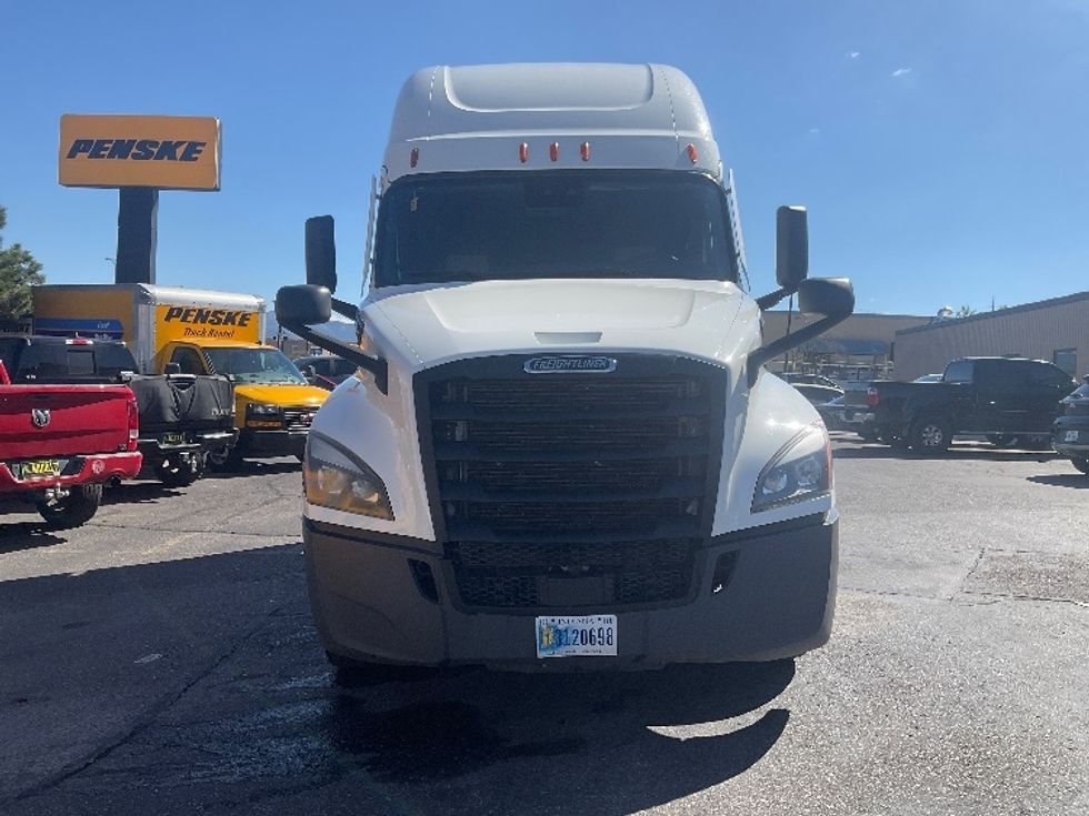 2022 Freightliner Cascadia 126" Sleeper Cab photo 2