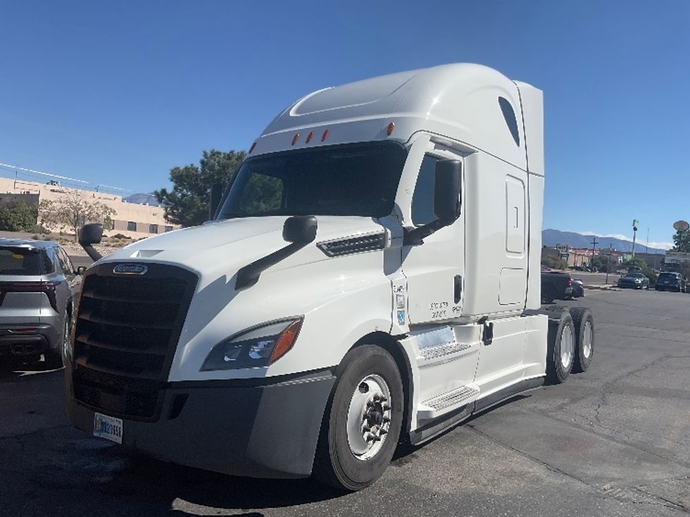 2022 Freightliner Cascadia 126" Sleeper Cab photo 3