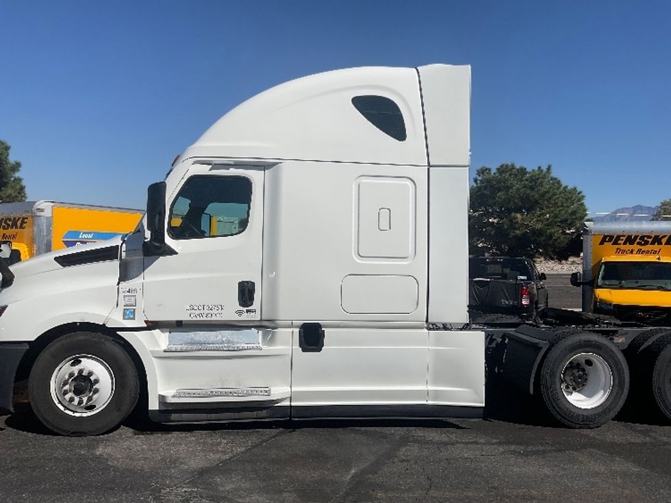 2022 Freightliner Cascadia 126" Sleeper Cab photo 4