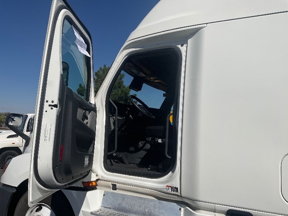 Sleeper Tractor-Heavy Duty Tractors-Freightliner-2022-T12664ST-Albuquerque-NM-603,672\n\t\tmiles-$ 66,000 - Image 9