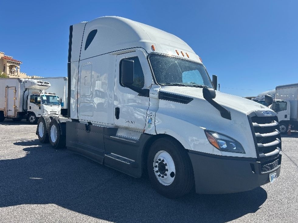 Sleeper Tractor-Heavy Duty Tractors-Freightliner-2022-T12664ST-Albuquerque-NM-616,674\n\t\tmiles-$ 62,500 - Image 1
