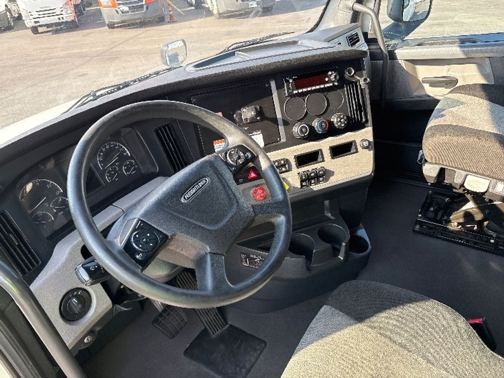 Sleeper Tractor-Heavy Duty Tractors-Freightliner-2022-T12664ST-Albuquerque-NM-616,674\n\t\tmiles-$ 62,500 - Image 10