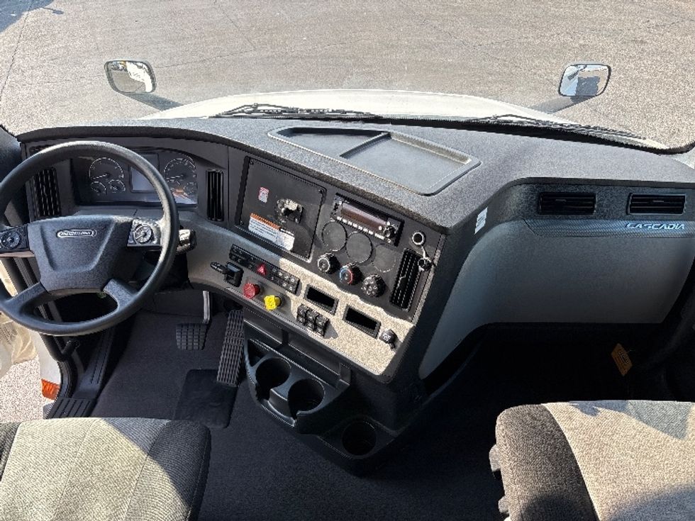 Sleeper Tractor-Heavy Duty Tractors-Freightliner-2022-T12664ST-Albuquerque-NM-616,674\n\t\tmiles-$ 62,500 - Image 12