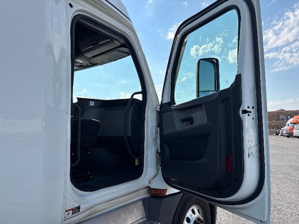 Sleeper Tractor-Heavy Duty Tractors-Freightliner-2022-T12664ST-Albuquerque-NM-616,674\n\t\tmiles-$ 62,500 - Image 13