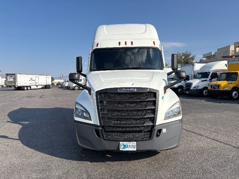 Sleeper Tractor-Heavy Duty Tractors-Freightliner-2022-T12664ST-Albuquerque-NM-616,674\n\t\tmiles-$ 62,500 - Image 2