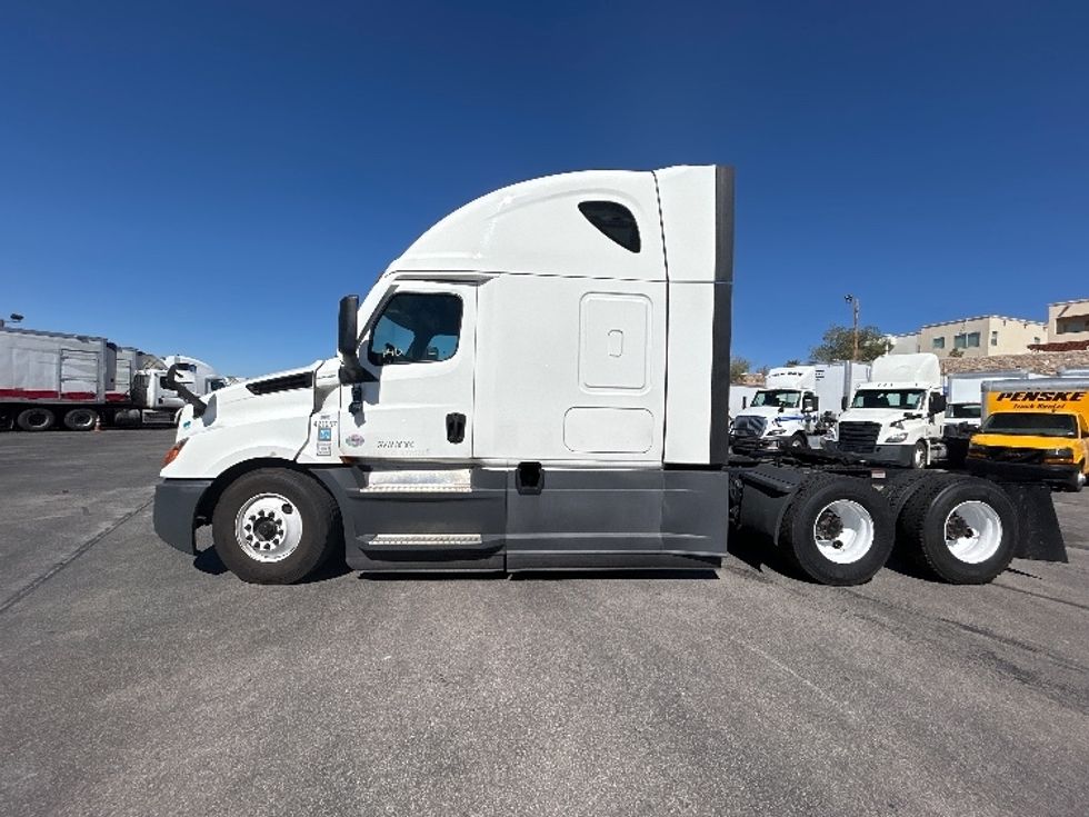 Sleeper Tractor-Heavy Duty Tractors-Freightliner-2022-T12664ST-Albuquerque-NM-616,674\n\t\tmiles-$ 62,500 - Image 4