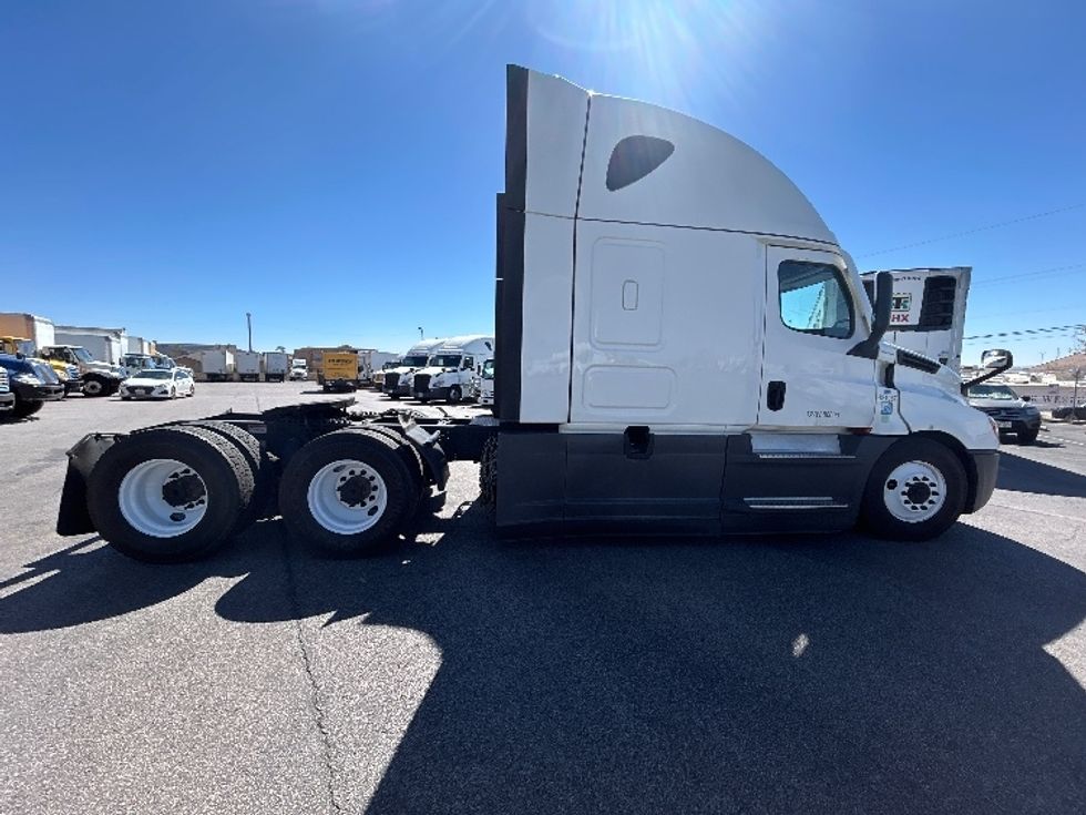 Sleeper Tractor-Heavy Duty Tractors-Freightliner-2022-T12664ST-Albuquerque-NM-616,674\n\t\tmiles-$ 62,500 - Image 8