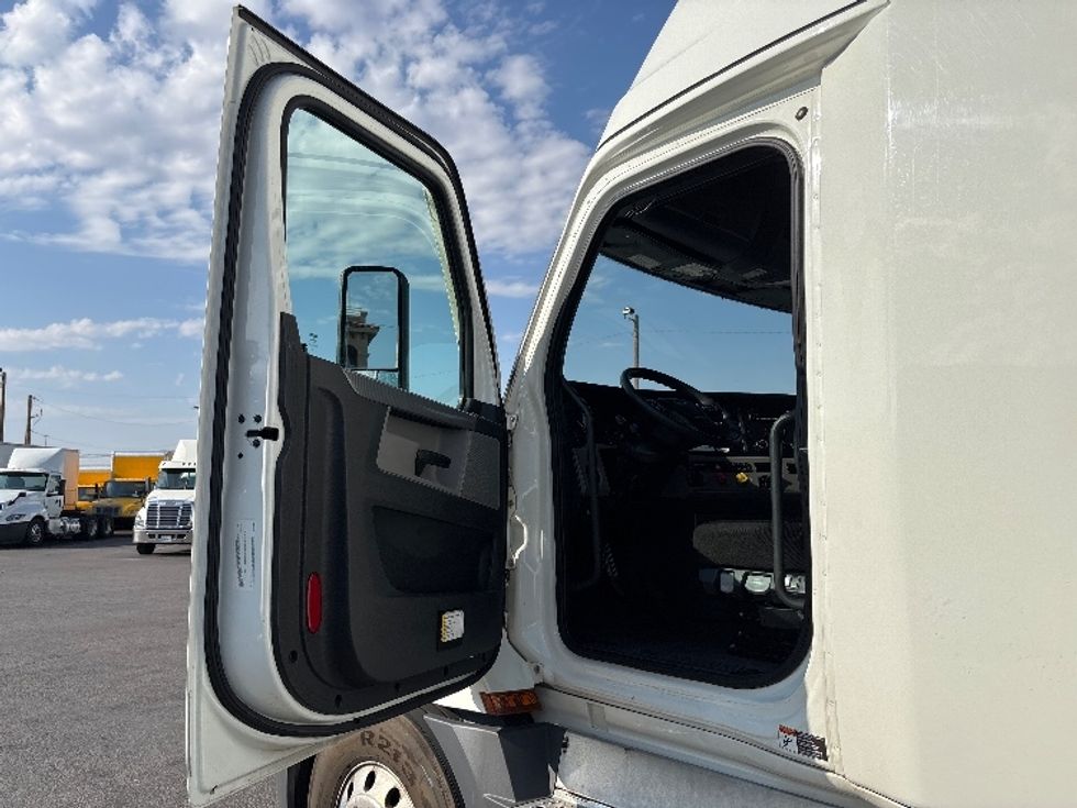 Sleeper Tractor-Heavy Duty Tractors-Freightliner-2022-T12664ST-Albuquerque-NM-616,674\n\t\tmiles-$ 62,500 - Image 9