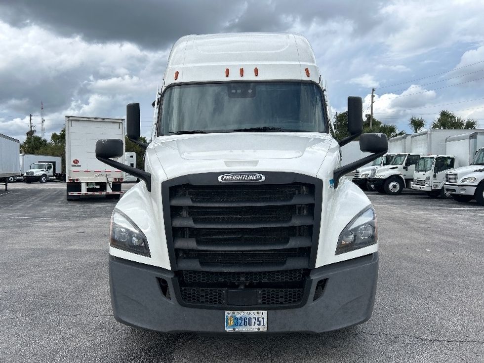 Sleeper Tractor-Heavy Duty Tractors-Freightliner-2022-T12664ST-Alexandria-VA-478,720\n\t\tmiles-$ 66,750 - Image 1