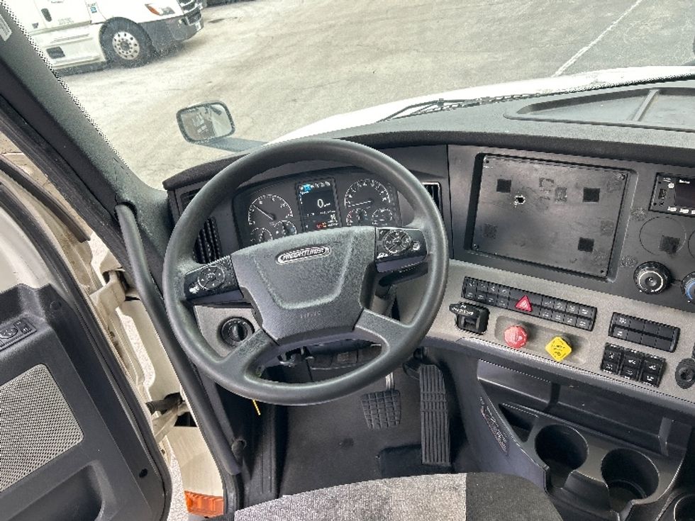 Sleeper Tractor-Heavy Duty Tractors-Freightliner-2022-T12664ST-Alexandria-VA-478,720\n\t\tmiles-$ 66,750 - Image 10