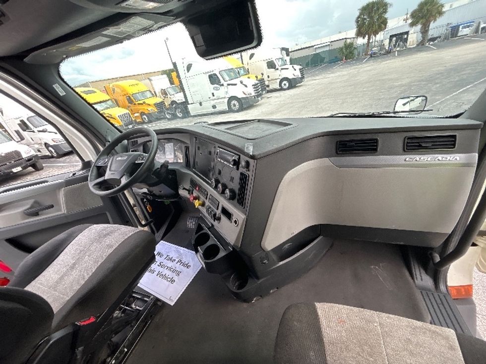 Sleeper Tractor-Heavy Duty Tractors-Freightliner-2022-T12664ST-Alexandria-VA-478,720\n\t\tmiles-$ 66,750 - Image 11