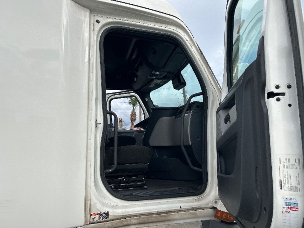 Sleeper Tractor-Heavy Duty Tractors-Freightliner-2022-T12664ST-Alexandria-VA-478,720\n\t\tmiles-$ 66,750 - Image 12