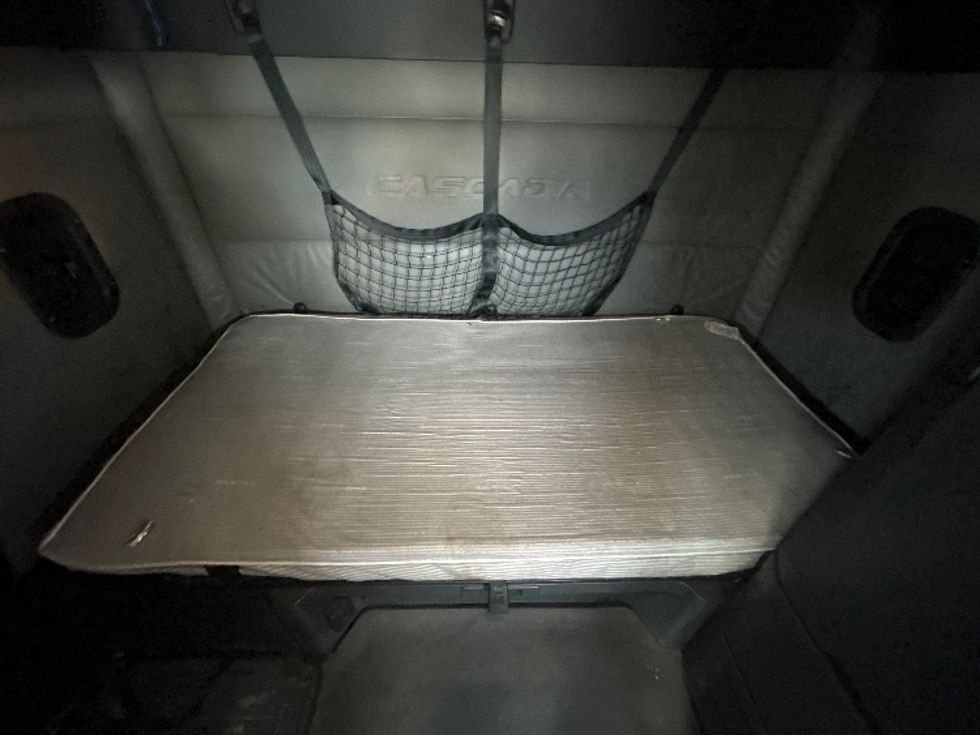 Sleeper Tractor-Heavy Duty Tractors-Freightliner-2022-T12664ST-Alexandria-VA-478,720\n\t\tmiles-$ 66,750 - Image 15