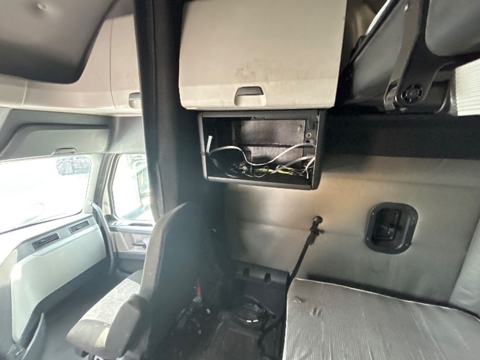 Sleeper Tractor-Heavy Duty Tractors-Freightliner-2022-T12664ST-Alexandria-VA-478,720\n\t\tmiles-$ 66,750 - Image 17