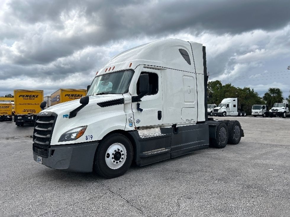 Sleeper Tractor-Heavy Duty Tractors-Freightliner-2022-T12664ST-Alexandria-VA-478,720\n\t\tmiles-$ 66,750 - Image 2