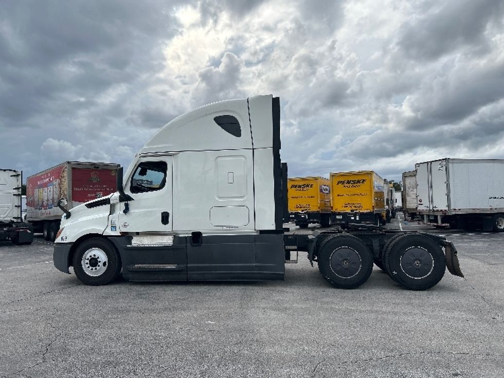 Sleeper Tractor-Heavy Duty Tractors-Freightliner-2022-T12664ST-Alexandria-VA-478,720\n\t\tmiles-$ 66,750 - Image 3