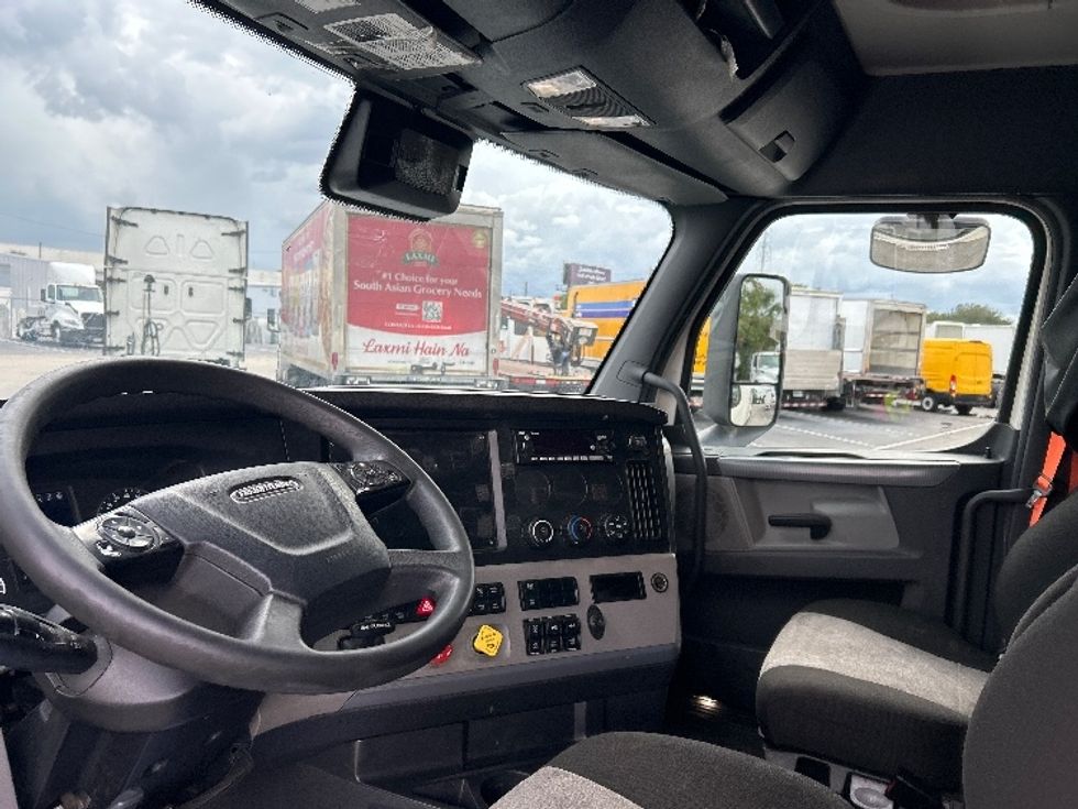 Sleeper Tractor-Heavy Duty Tractors-Freightliner-2022-T12664ST-Alexandria-VA-478,720\n\t\tmiles-$ 66,750 - Image 9