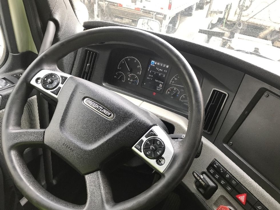 Sleeper Tractor-Heavy Duty Tractors-Freightliner-2022-T12664ST-Alexandria-VA-509,525\n\t\tmiles-$ 71,000 - Image 11