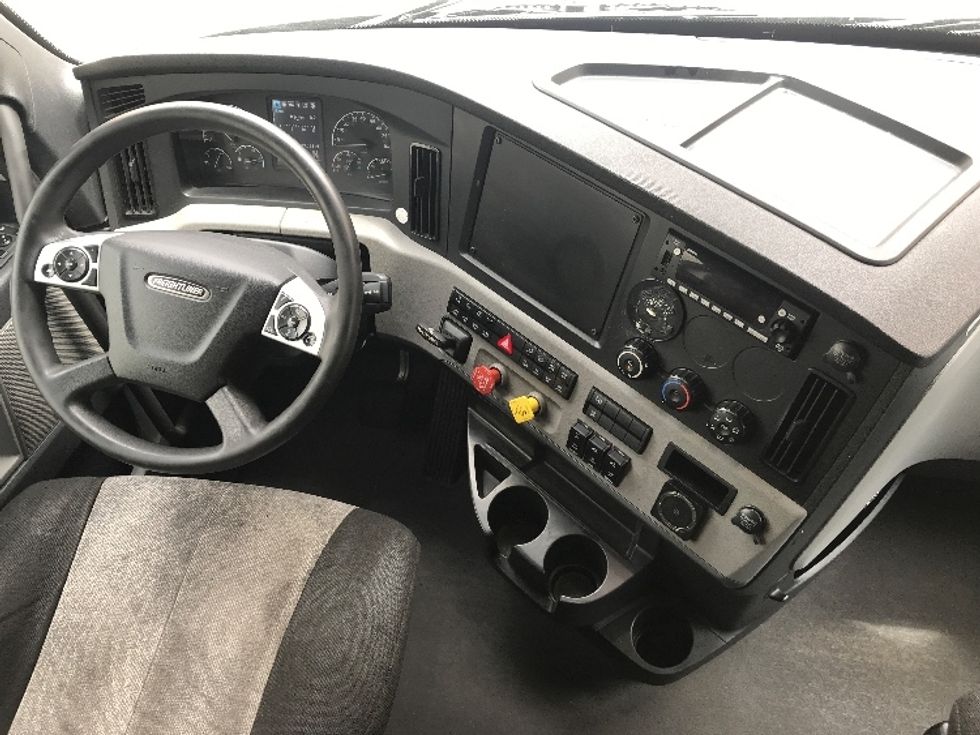 Sleeper Tractor-Heavy Duty Tractors-Freightliner-2022-T12664ST-Alexandria-VA-509,525\n\t\tmiles-$ 71,000 - Image 12