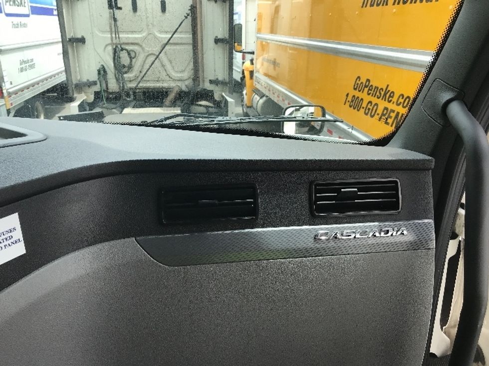 Sleeper Tractor-Heavy Duty Tractors-Freightliner-2022-T12664ST-Alexandria-VA-509,525\n\t\tmiles-$ 71,000 - Image 14