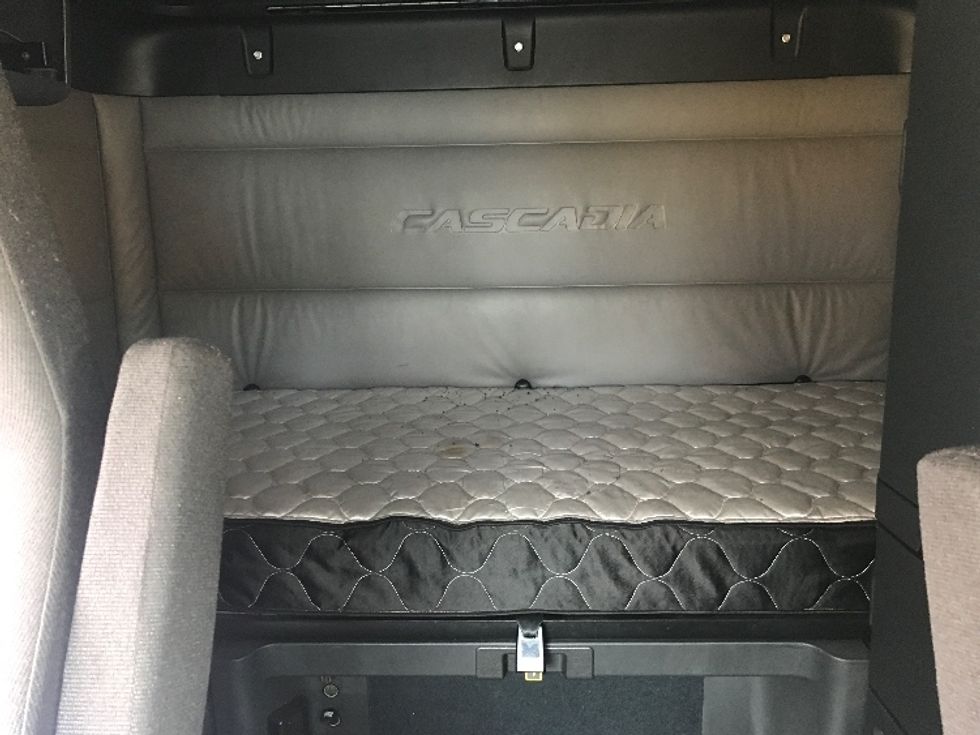 Sleeper Tractor-Heavy Duty Tractors-Freightliner-2022-T12664ST-Alexandria-VA-509,525\n\t\tmiles-$ 71,000 - Image 16