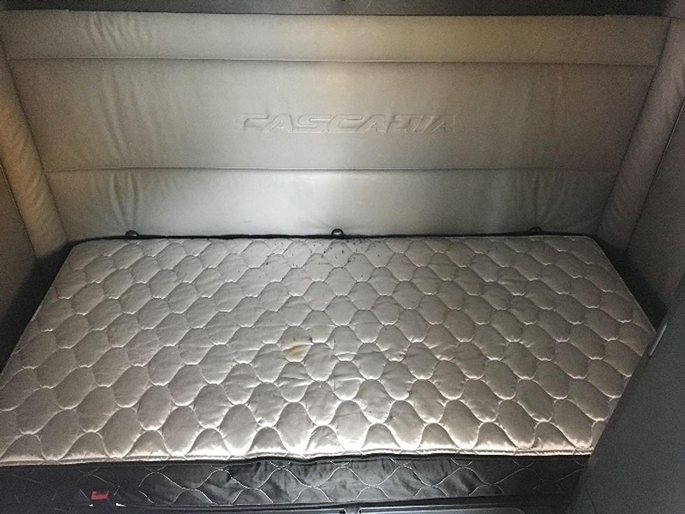 Sleeper Tractor-Heavy Duty Tractors-Freightliner-2022-T12664ST-Alexandria-VA-509,525\n\t\tmiles-$ 71,000 - Image 17