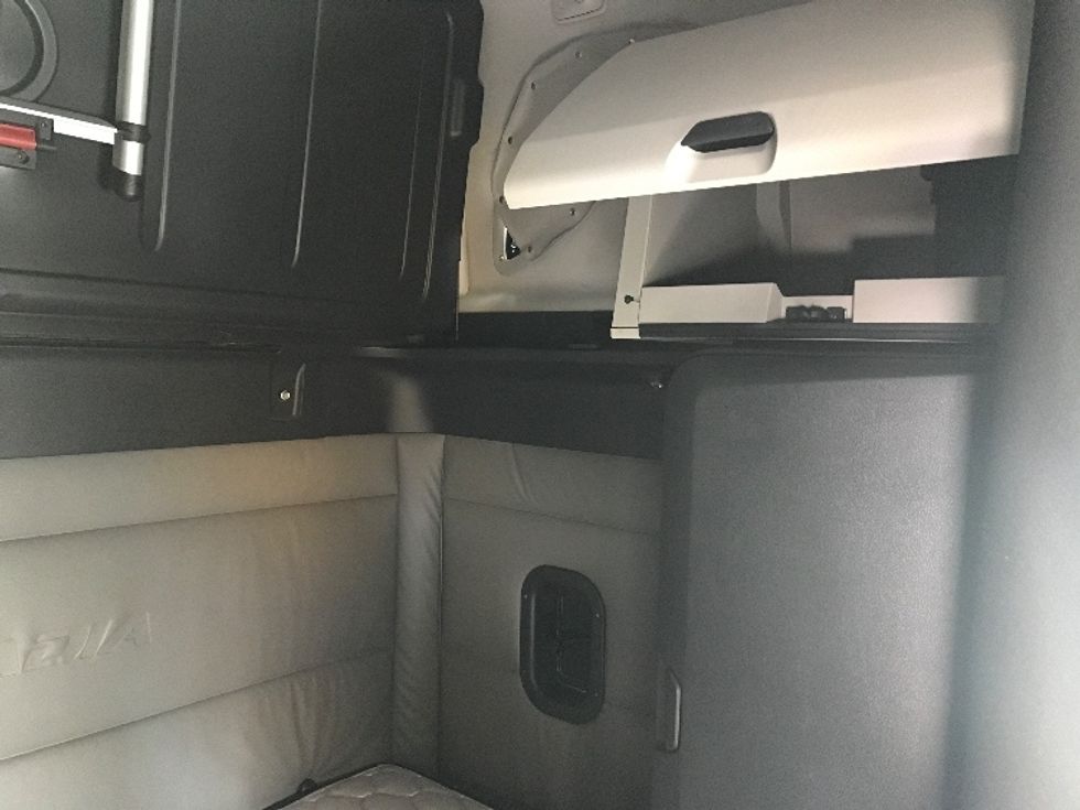 Sleeper Tractor-Heavy Duty Tractors-Freightliner-2022-T12664ST-Alexandria-VA-509,525\n\t\tmiles-$ 71,000 - Image 18