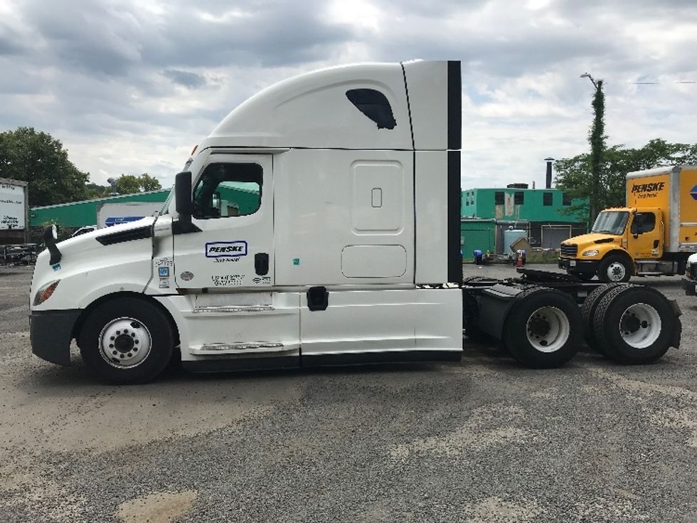 Sleeper Tractor-Heavy Duty Tractors-Freightliner-2022-T12664ST-Alexandria-VA-509,525\n\t\tmiles-$ 71,000 - Image 4