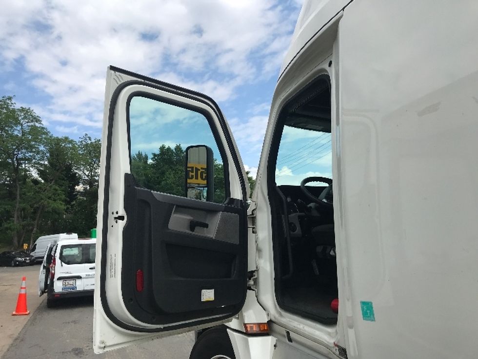 Sleeper Tractor-Heavy Duty Tractors-Freightliner-2022-T12664ST-Alexandria-VA-509,525\n\t\tmiles-$ 71,000 - Image 9