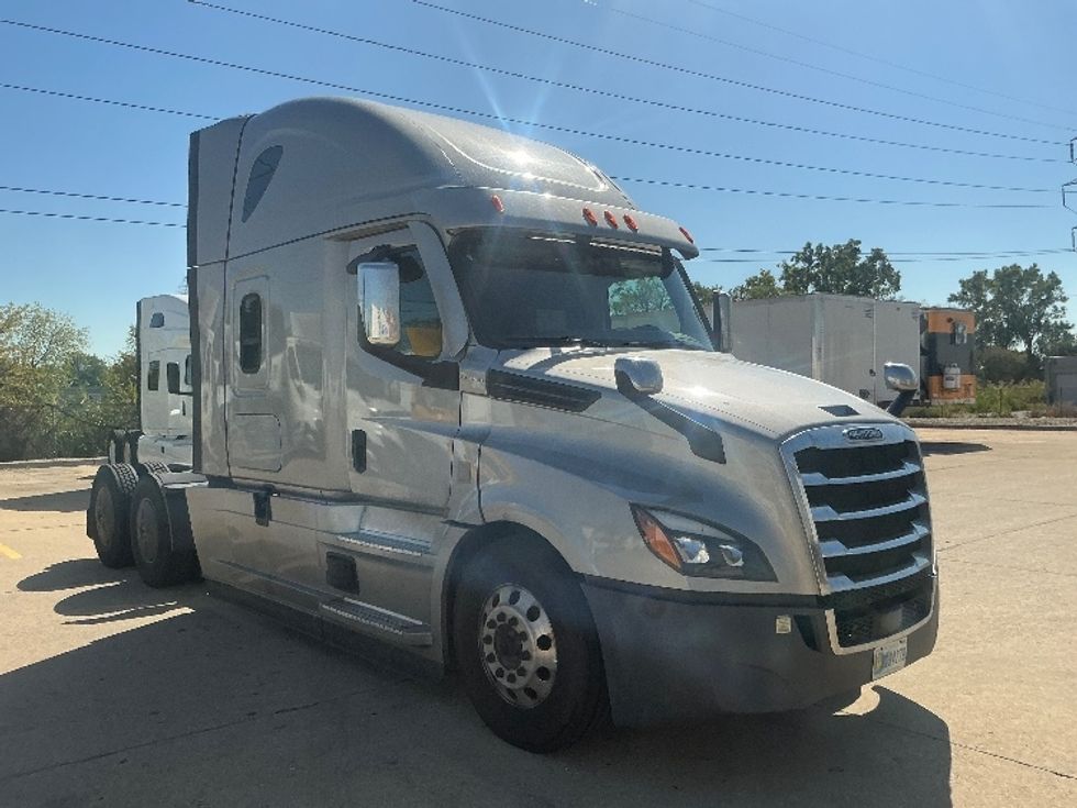 Sleeper Tractor-Heavy Duty Tractors-Freightliner-2022-T12664ST-Allen Park-MI-474,465\n\t\tmiles-$ 72,500 - Image 1