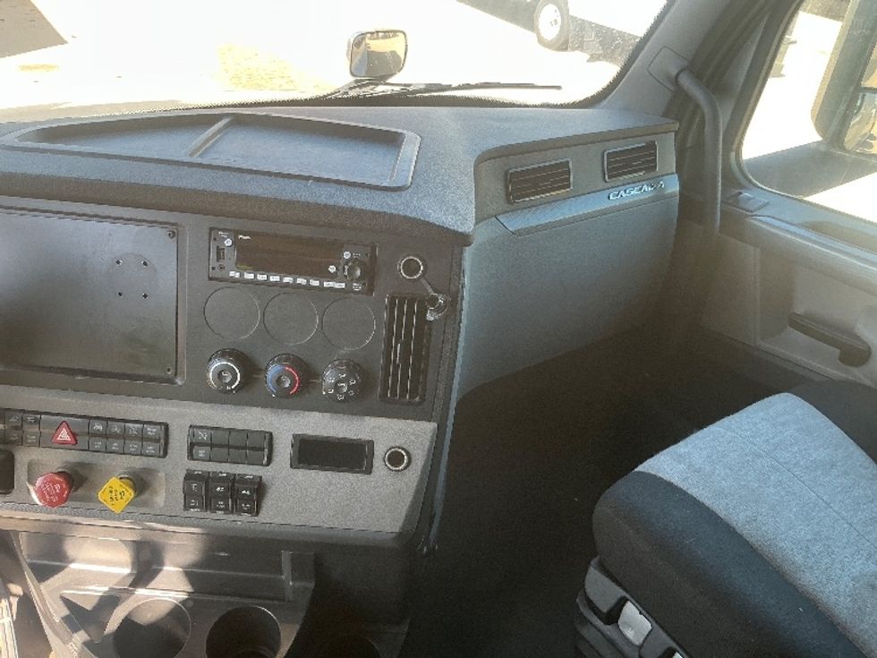 Sleeper Tractor-Heavy Duty Tractors-Freightliner-2022-T12664ST-Allen Park-MI-474,465\n\t\tmiles-$ 72,500 - Image 12