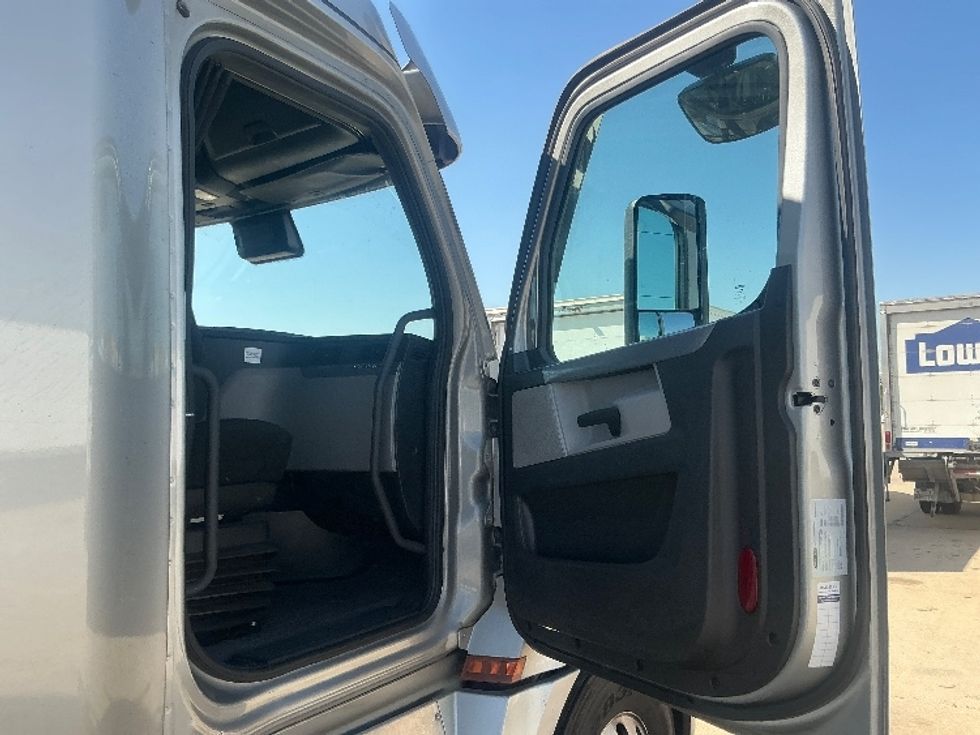 Sleeper Tractor-Heavy Duty Tractors-Freightliner-2022-T12664ST-Allen Park-MI-474,465\n\t\tmiles-$ 72,500 - Image 13
