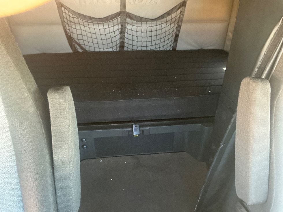 Sleeper Tractor-Heavy Duty Tractors-Freightliner-2022-T12664ST-Allen Park-MI-474,465\n\t\tmiles-$ 72,500 - Image 16