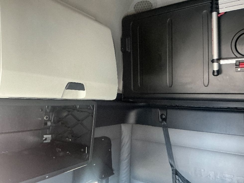 Sleeper Tractor-Heavy Duty Tractors-Freightliner-2022-T12664ST-Allen Park-MI-474,465\n\t\tmiles-$ 72,500 - Image 19