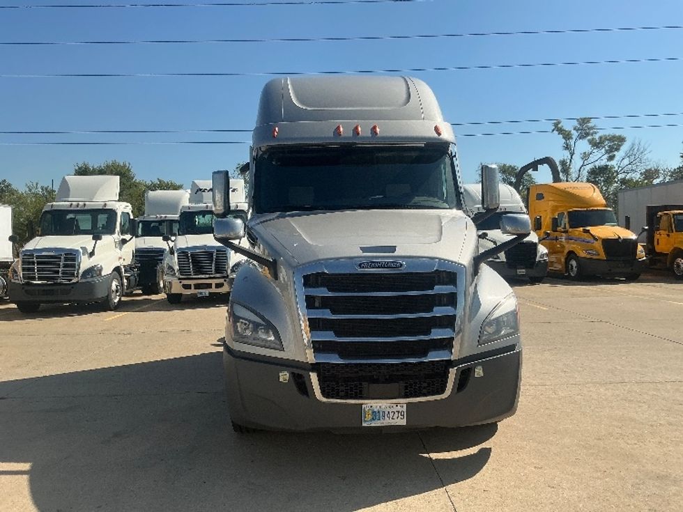 Sleeper Tractor-Heavy Duty Tractors-Freightliner-2022-T12664ST-Allen Park-MI-474,465\n\t\tmiles-$ 72,500 - Image 2