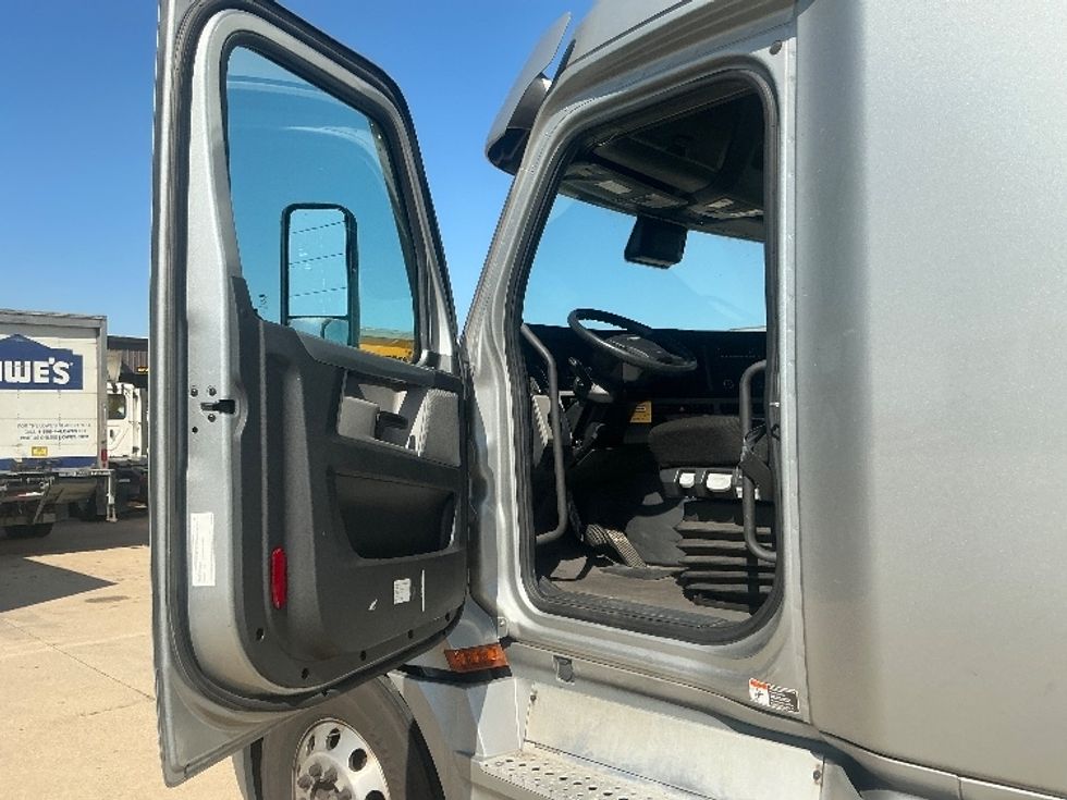 Sleeper Tractor-Heavy Duty Tractors-Freightliner-2022-T12664ST-Allen Park-MI-474,465\n\t\tmiles-$ 72,500 - Image 9