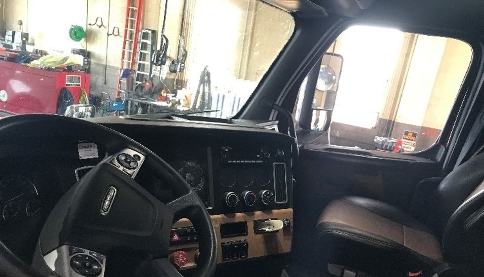 Sleeper Tractor-Heavy Duty Tractors-Freightliner-2022-T12664ST-Allentown-PA-438,392\n\t\tmiles-$ 75,250 - Image 10