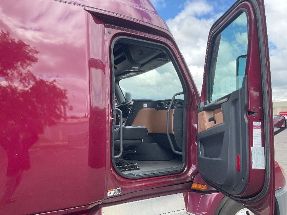 Sleeper Tractor-Heavy Duty Tractors-Freightliner-2022-T12664ST-Allentown-PA-438,392\n\t\tmiles-$ 75,250 - Image 13