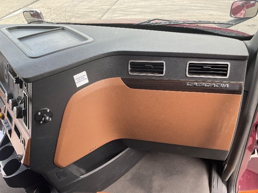 Sleeper Tractor-Heavy Duty Tractors-Freightliner-2022-T12664ST-Allentown-PA-438,392\n\t\tmiles-$ 75,250 - Image 14