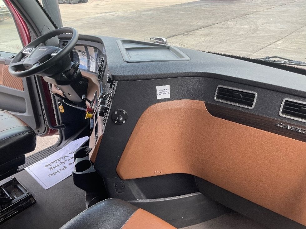 Sleeper Tractor-Heavy Duty Tractors-Freightliner-2022-T12664ST-Allentown-PA-438,392\n\t\tmiles-$ 75,250 - Image 15