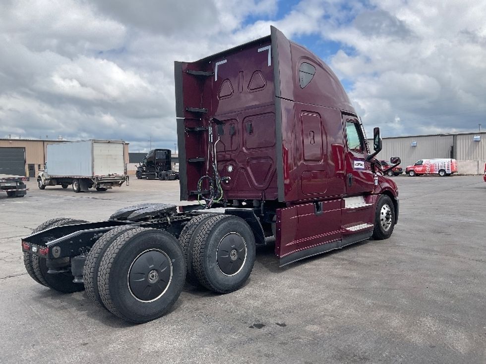 Sleeper Tractor-Heavy Duty Tractors-Freightliner-2022-T12664ST-Allentown-PA-438,392\n\t\tmiles-$ 75,250 - Image 7