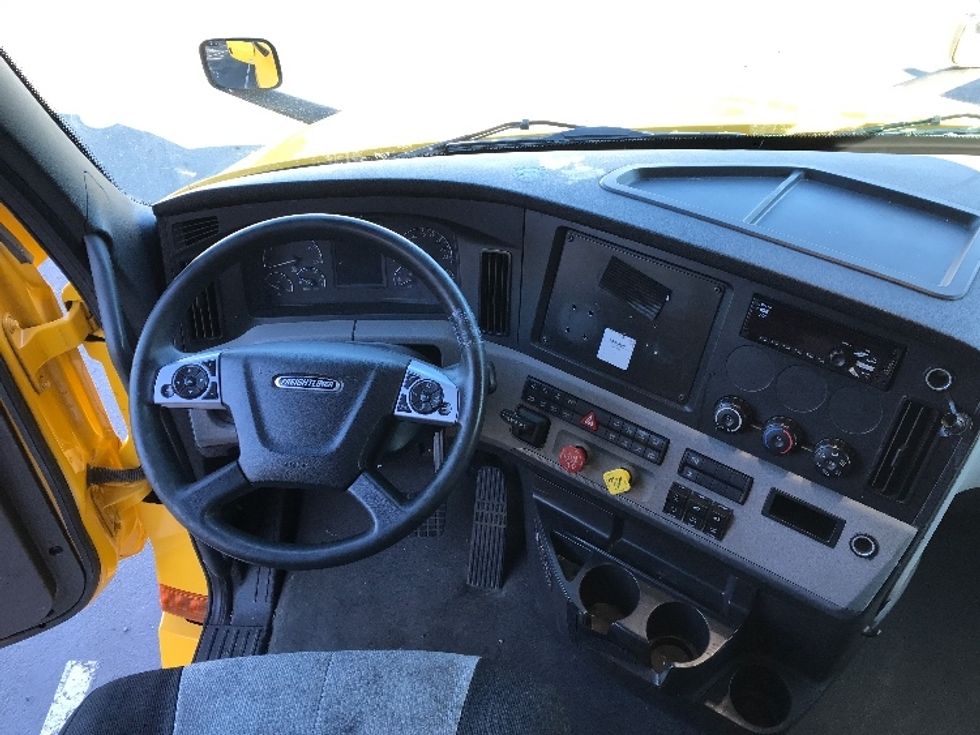 Sleeper Tractor-Heavy Duty Tractors-Freightliner-2022-T12664ST-Allentown-PA-447,018\n\t\tmiles-$ 68,500 - Image 11